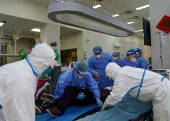 El hospital Ruijin, de Shanghái, asignó más personal médico para reforzar su capacidad de atención a los afectados por la COVID-19. Foto Xinhua.