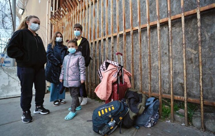Una familia ucraniana en la frontera sur de EU. Foto: The San Diego Union Tribune.