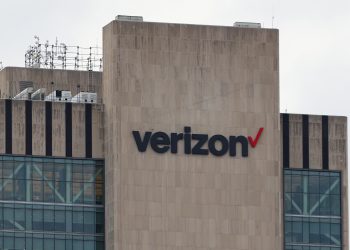 El logo de Verizon en Manhattan, New York. Foto: Andrew Kelly/Reuters.