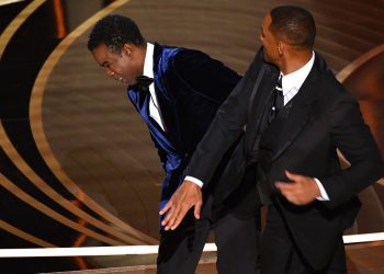 El actor Will Smith agrediendo al presentador Chris Rock durante la 94ª ceremonia de los Premios Oscar. Foto: Sporting News.