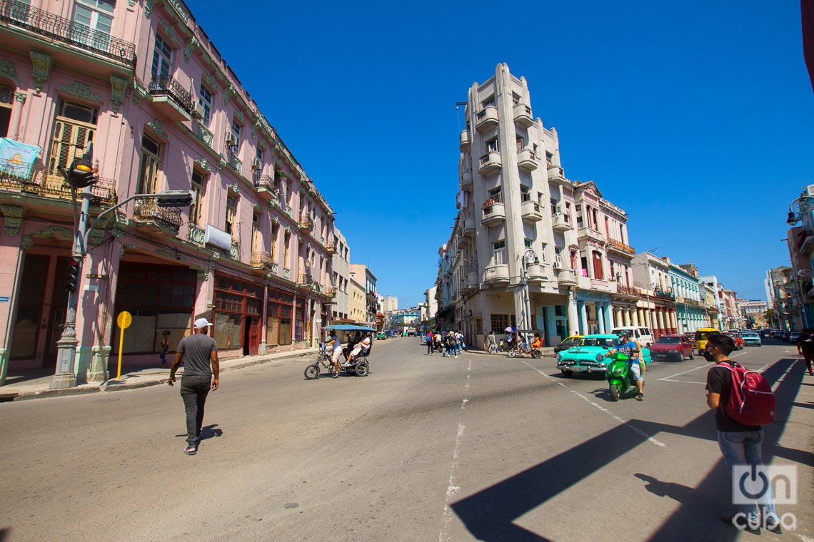 Zanja Street, in Havana.  Photo: Otmaro Rodríguez.
