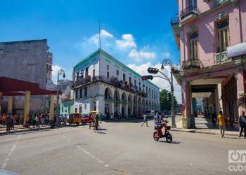 Intersección de las calles Zanja y Galiano, en La Habana. Foto: Otmaro Rodríguez.