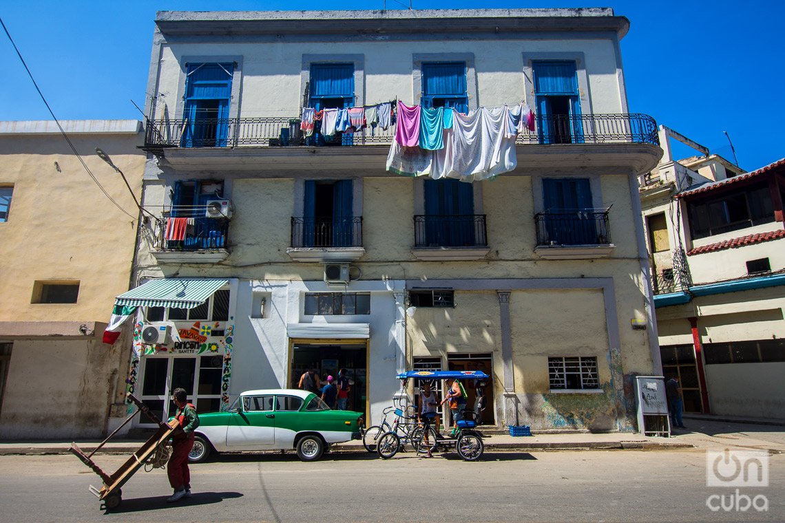 Zanja Street, in Havana.  Photo: Otmaro Rodríguez.