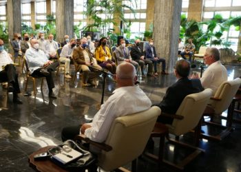 El presidente cubano, Miguel Díaz-Canel, recibió a representantes de la delegación visitante. Foto: https://twitter.com/DiazCanelB