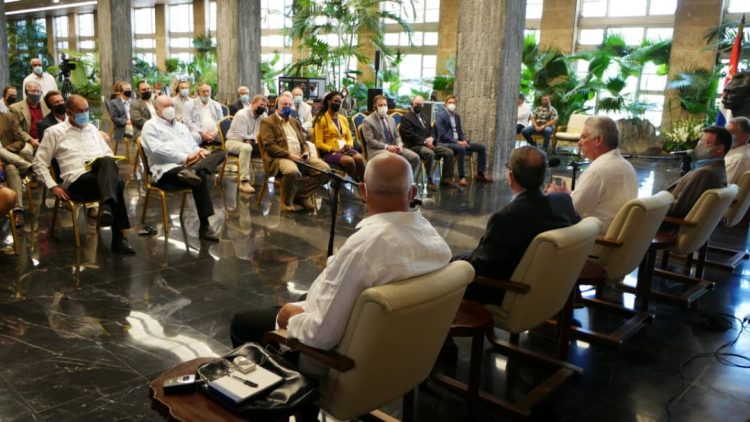 El presidente cubano, Miguel Díaz-Canel, recibió a representantes de la delegación visitante. Foto: https://twitter.com/DiazCanelB