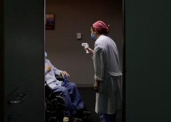 En la imagen de archivo una sanitaria atiende a un paciente. Foto: Domenech Castelló/Efe.