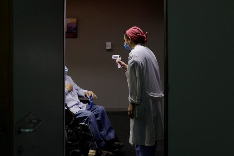 En la imagen de archivo una sanitaria atiende a un paciente. Foto: Domenech Castelló/Efe.