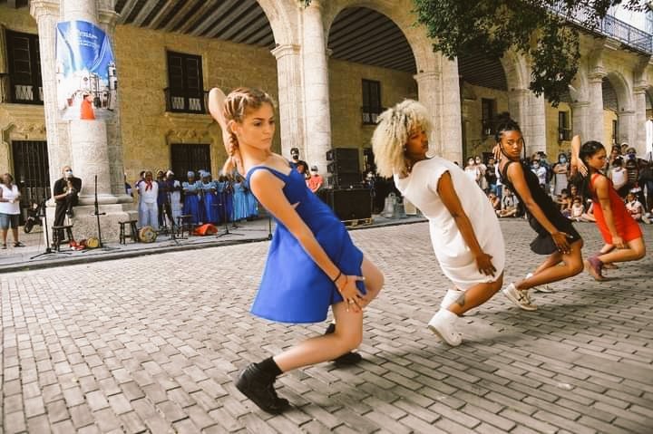 Las calles del centro histórico de La Habana acogieron las presentaciones del festivalFestival Danza en Paisajes Urbanos. Habana Vieja: Ciudad en Movimiento 2022 Fotos: Néstor Martí / Perfil de Ttwitter de Cubaescena.