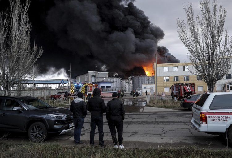 La refinería de Kremenchuk fue destruida por un ataque ruso este fin de semana. Foto: EFE.
