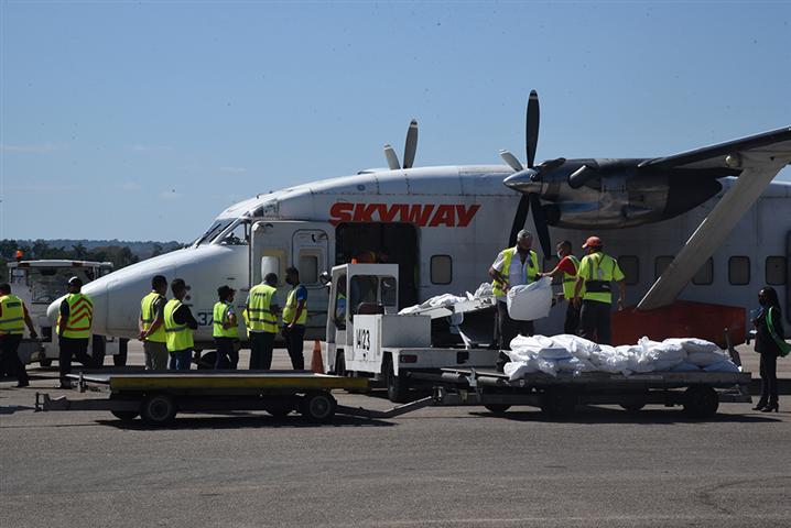 Una donación de leche en polvo realizada por organizaciones estadounidense llega al aeropuerto José Martí, en La Habana. Foto: Prensa Latina (PL)