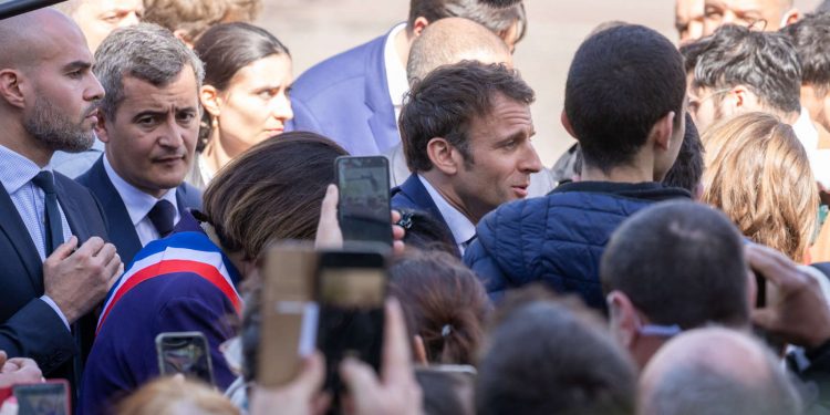 Macron, al centro de la multitud. Foto: https://www.lemonde.fr.