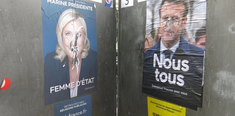 Carteles electorales de Emmanuel Macron y Marine Le Pen en una calle de París. Foto: Efe, vía: Clarín.