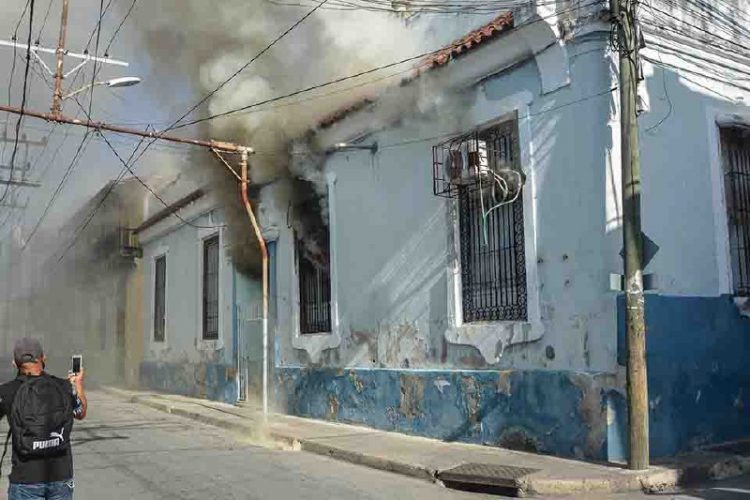 Incendio en una vivienda cerca del Parque Céspedes, en Santiago de Cuba. Foto: ACN