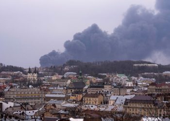 Una columna de humo se extiende este lunes sobre la ciudad de Lviv, al oeste de Ucrania. | Foto: CNN