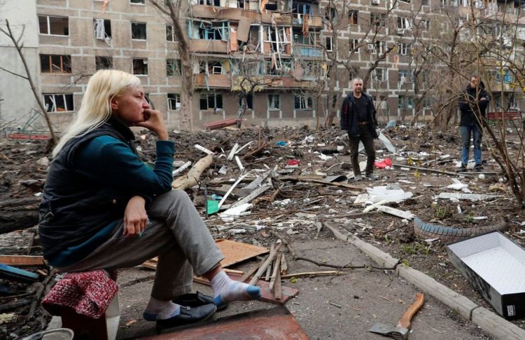 Un grupo de residentes locales se reúnen en un patio cerca de un bloque de viviendas  en Mariupol, Ucrania,  el 18 de abril de 2022. | Foto: Alexander Ermochenko / Reuters