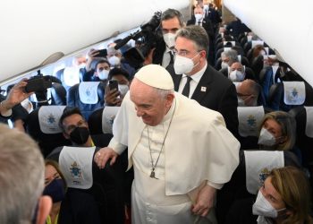 Durante el vuelo a Malta. Foto: www.vaticannews.va