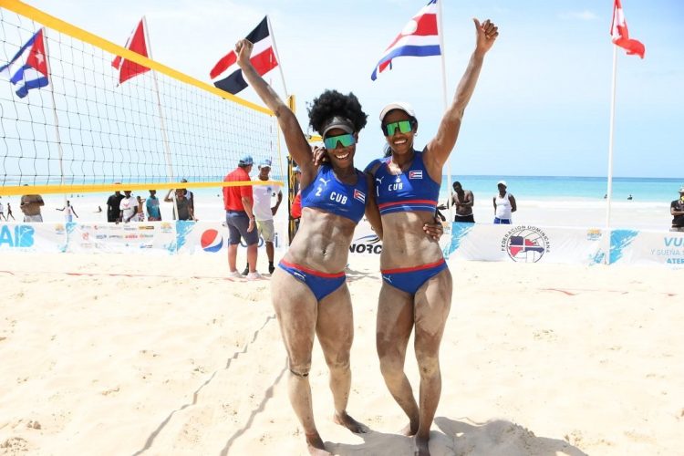 Leila Martínez y Lidianny Echevarría celebran su triunfo en Punta Cana. Foto: https://twitter.com/Norceca_Info