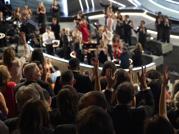 El público aplaude en lenguaje de señas al elenco de la película CODA, durante la gala de la 94 edición de los premios Oscar 2022. Foto: elvocero.com.