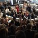 El público aplaude en lenguaje de señas al elenco de la película CODA, durante la gala de la 94 edición de los premios Oscar 2022. Foto: elvocero.com.