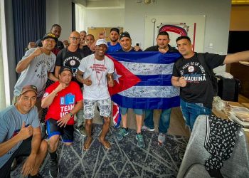 Yordenis Ugás recibió a varios fanáticos cubanos antes de su histórica pelea contra Errol Spence Jr. Foto: Tomada del perfil de Facebook de Iván Escalona.