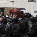 Cientos de palestinos se concentraron hoy en las oficinas de la cadena Al Yazira en Ramala para despedir a la periodista palestina Shireen Abu Akleh, que falleció esta mañana por un disparo en la cabeza en el marco de una redada del Ejército israelí en la ciudad cisjordana de Yenín. ATEF SAFADI/EFE/EPA/
