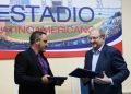 Juan Reinaldo Pérez, presidente de la Federación Cubana de Béisbol (FCB), junto al titular de la WBSC, Riccardo Fraccari, durante la firma de un memorando de entendimiento entre las dos entidades. Foto: Mónica Ramírez / Jit.