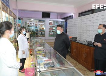 El líder norcoreano Kim Jong-un (c) en una visita a una farmacia en Pyongyang, en medio del actual brote de COVID-19 en la nación asiática. Foto: EFE / EPA / KCNA.