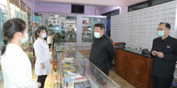 El líder norcoreano Kim Jong-un (c) en una visita a una farmacia en Pyongyang, en medio del actual brote de COVID-19 en la nación asiática. Foto: EFE / EPA / KCNA.