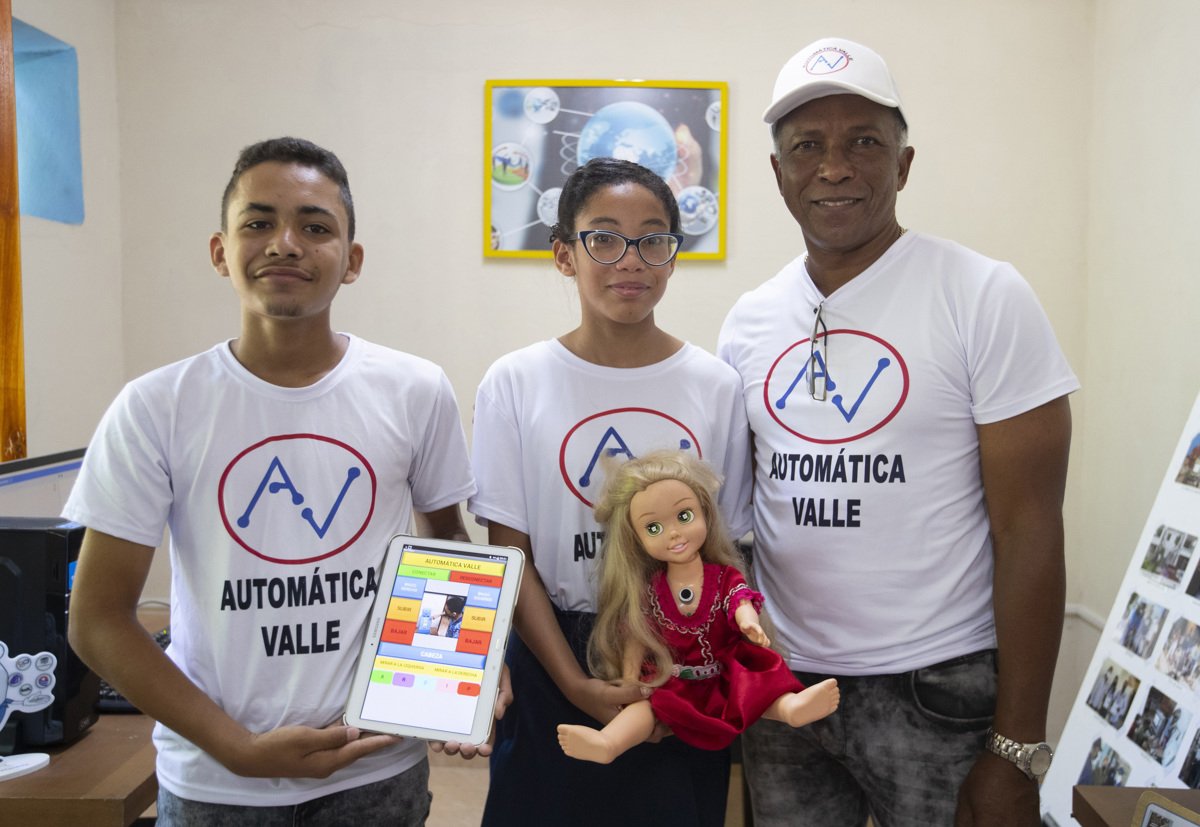 Abel Robago (l) und Bryana Alfonso (m), stolze Robotikwettbewerbgewinner, mit Francisco García | Bildquelle: https://oncubanews.com/cuba/los-ninos-cubanos-que-construyen-munecos-robots/ © Yander Zamora / EFE | Bilder sind in der Regel urheberrechtlich geschützt