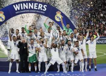 Los jugadores del Real Madrid celebran con el trofeo la victoria ante el Liverpool por 0-1 al término del partido de la final de la Liga de Campeones disputado este sábado en el Estadio de Francia, en Saint-Denis. EFE/JuanJo Martín