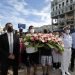 El embajador de España en Cuba, Ángel Martín Peccis (i), el capitán de navío Manuel García Ruiz (2-d), y representantes de las diferentes sociedades españolas en Cuba, colocan una ofrenda floral frente al Hotel Saratoga, en La Habana, el lunes 16 de mayo de 2022. Foto: Ernesto Mastrascusa / EFE.