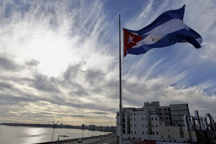Bandera cubana ondea a media asta. Foto: Ernesto Mastrascusa/Efe/Archivo.
