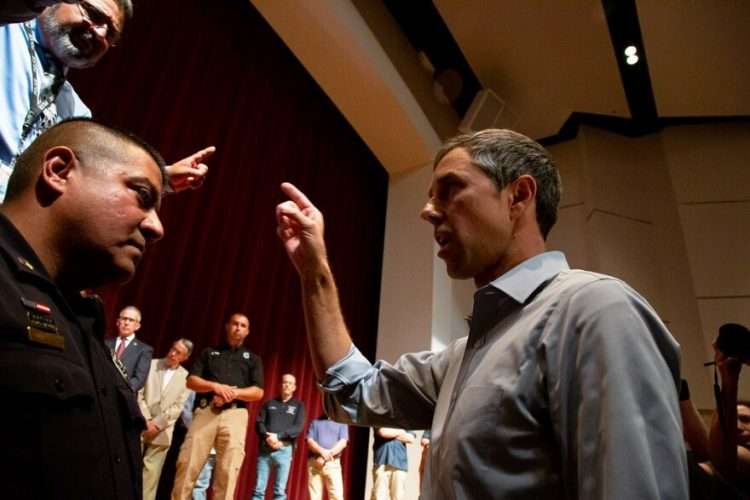 Beto O'Rourke increpa al gobernador de Texas, Greg Abbot. Foto: KUT.org.