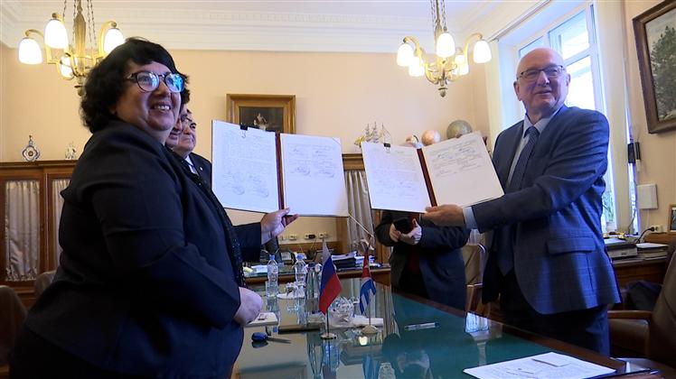 Representantes del grupo empresarial BioCubaFarma y la Universidad Estatal Moscú firman memorando de cooperación. Foto: Prensa Latina (PL).