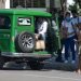 Un carro de transporte privado, en La Habana, el martes 17 de mayo de 2022, un día después de los anuncios de la Administración Biden sobre cambios en la política hacia Cuba. Foto: Otmaro Rodríguez.