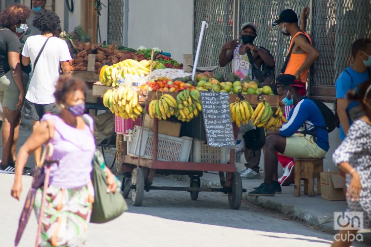 Vendedores de productos agrícolas en La Habana. Foto: Otmaro Rodríguez.