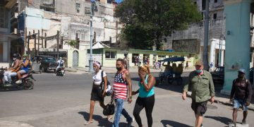 Personas en La Habana, el martes 17 de mayo de 2022, un día después de los anuncios de la Administración Biden sobre cambios en la política hacia Cuba. Foto: Otmaro Rodríguez.