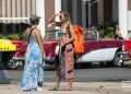 Turistas sin nasobuco en La Habana, el martes 17 de mayo de 2022, un día después de los anuncios de la Administración Biden sobre cambios en la política hacia Cuba. Foto: Otmaro Rodríguez.