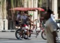 Un conductor de bicitaxi con sus clientes en La Habana, el martes 17 de mayo de 2022, un día después de los anuncios de la Administración Biden sobre cambios en la política hacia Cuba. Foto: Otmaro Rodríguez.