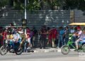 Personas en La Habana, el martes 17 de mayo de 2022, un día después de los anuncios de la Administración Biden sobre cambios en la política hacia Cuba. Foto: Otmaro Rodríguez.