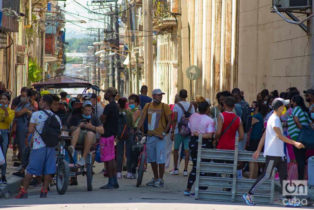 Personas en una cola en La Habana, el martes 17 de mayo de 2022, un día después de los anuncios de la Administración Biden sobre cambios en la política hacia Cuba. Foto: Otmaro Rodríguez.
