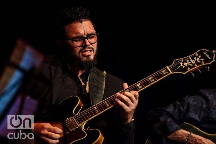 El guitarrista cubano Dayron Ortiz. Foto: Claudio Pelaez Sordo / Archivo.