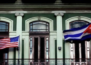 En esta foto del 19 de enero de 2015, una bandera cubana y estadounidense ondean desde el balcón del Hotel Saratoga.  Foto: Ramón Espinosa/AP.