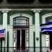 En esta foto del 19 de enero de 2015, una bandera cubana y estadounidense ondean desde el balcón del Hotel Saratoga.  Foto: Ramón Espinosa/AP.