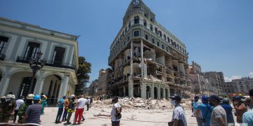 Vista del Hotel Saratoga, en La Habana, con personas en sus alrededores, tras la explosión ocurrida en el lugar este viernes 6 de mayo de 2022. Foto: Otmaro Rodríguez.