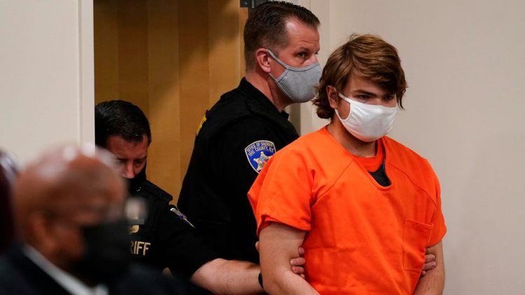 Payton Gendron, de 18 años, autor de la masacre en un supermercado en Buffalo, comparece ante un juez. Foto: Forbes.