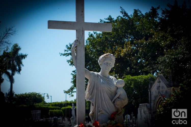 Escultura de Amelia Goyri, "La Milagrosa", protectora de las madres y sus hijos, en su tumba en el Cementerio de Colón, en La Habana. Foto: Otmaro Rodríguez.