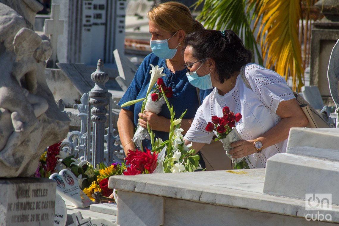People at the grave of Amelia Goyri "The miraculous", in the Colon Cemetery, in Havana.  Photo: Otmaro Rodríguez.