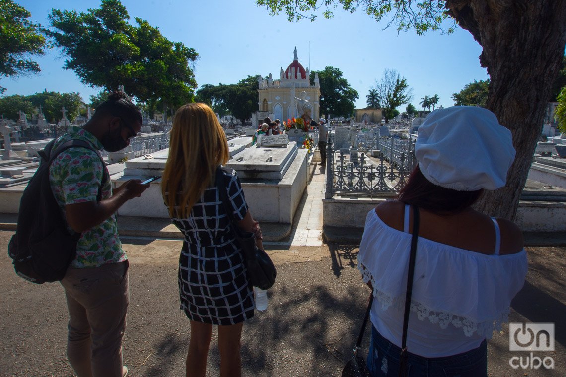 People at the grave of Amelia Goyri "The miraculous", in the Colon Cemetery, in Havana.  Photo: Otmaro Rodríguez.