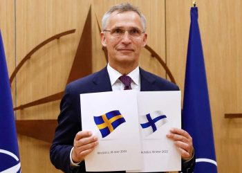 Suecia y Finlandia entregan a la OTAN su solicitud de ingreso en la Alianza. En la foto, el secretario general de la OTAN, Jens Stoltenberg, posa con la documentación de ambos países. Foto: AFP.